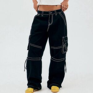 True Religion Big T Cargo Pants Low-Rise Utility Pants in Black W28